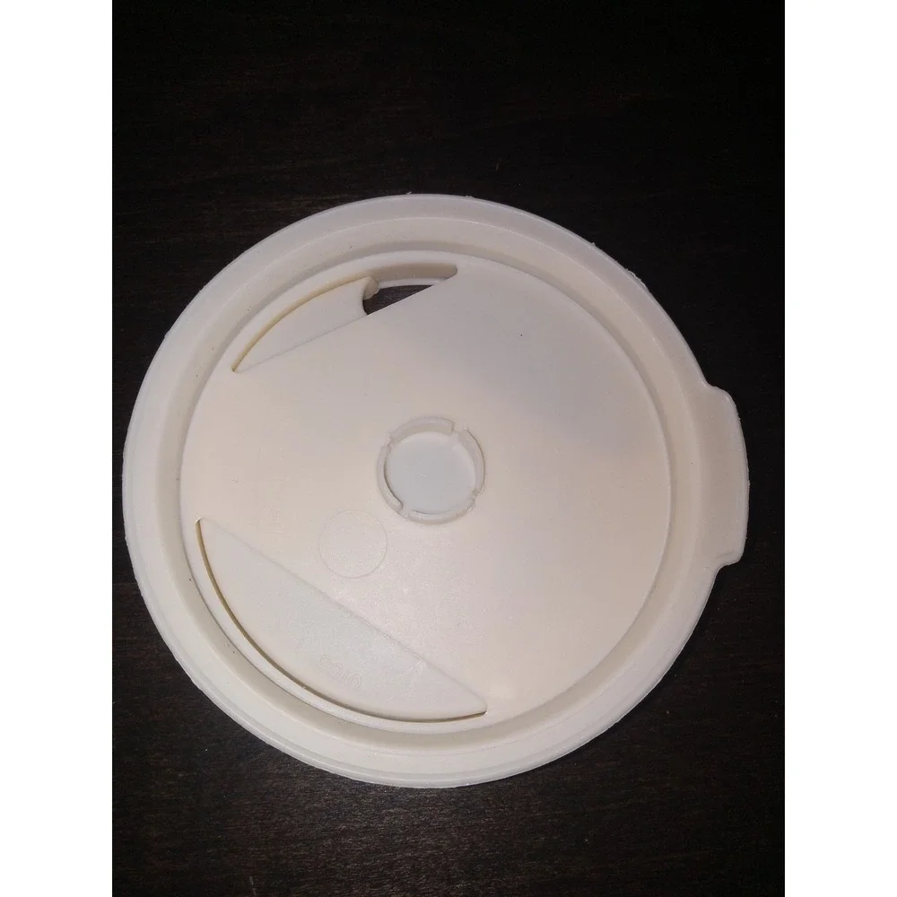 Rubbermaid 0110 Spaghetti Holder Container with Almond Lid Vintage